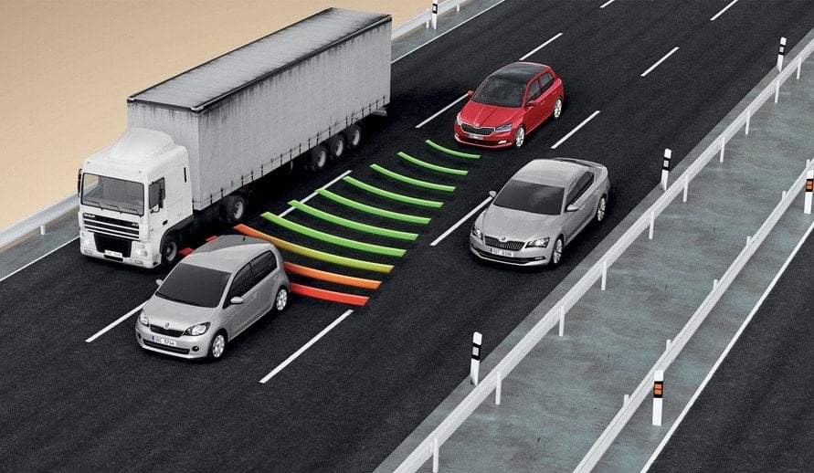 Adaptivní tempomat automaticky udržuje bezpečnou vzdálenost od vpředu jedoucího vozidla