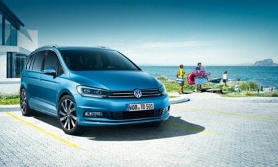 VOLKSWAGEN TOURAN stojící zaparkovaný u domu