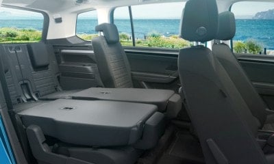 VOLKSWAGEN TOURAN ukázka prostoru v modelu, sklopené dvě zadní sedačky