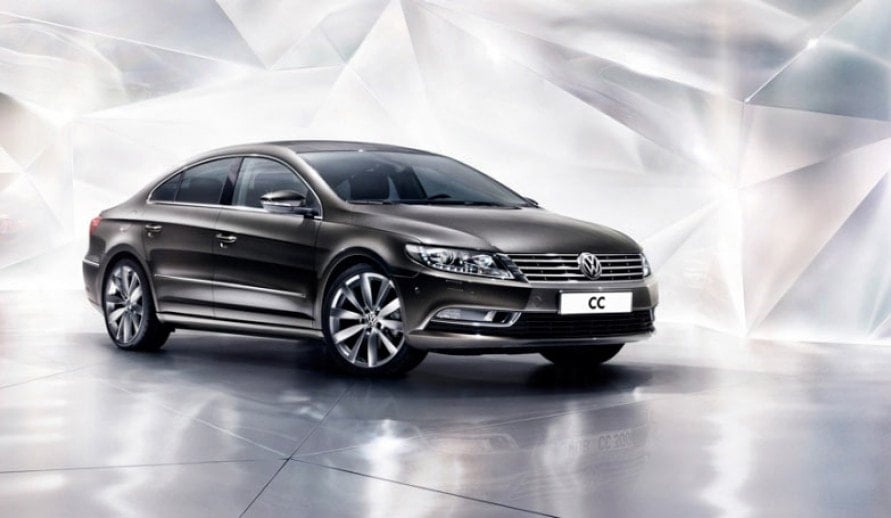VOLKSWAGEN CC pohled boční s předním na vystavený vůz