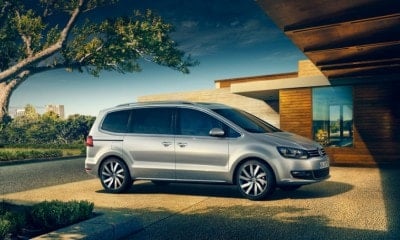 VOLKSWAGEN SHARAN boční pohled na vůz stojící před domem