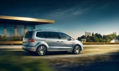 VOLKSWAGEN SHARAN boční pohled na jedoucí vůz