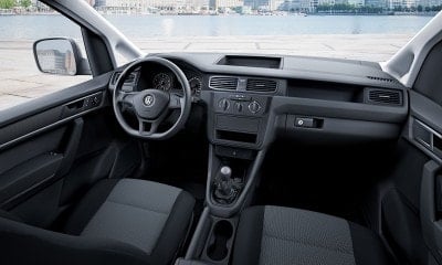 VOLKSWAGEN CADDY vnitřní pohled na místo řidiče, spolujezdce a palubní desku