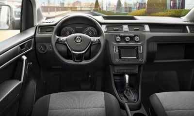 VOLKSWAGEN CADDY SKŘÍŇOVÝ vnitřní pohled na palubní desku, místo řidiče a spolujezdce