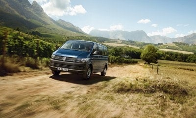 VOLKSWAGEN CARAVELLE jedoucí v terénu po polní cestě