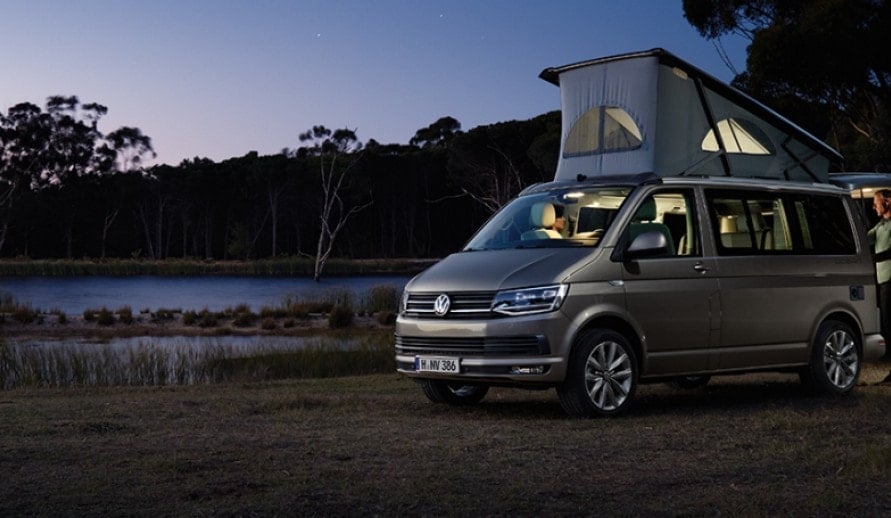 VOLKSWAGEN CALIFORNIA stojící u vody s rozloženou střechou na spaní