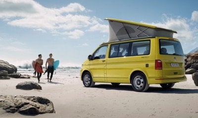 VOLKSWAGEN CALIFORNIA žlutý vůz stojící na pláži s rozloženou střechou na spaní