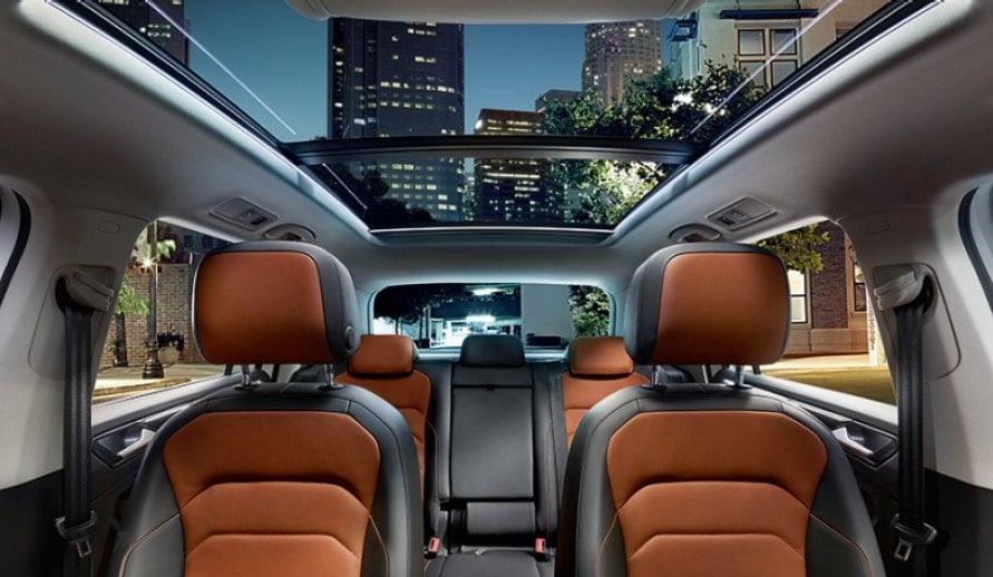 VOLKSWAGEN TIGUAN pohled do interiéru vozu, přední i zadní sedačky a panoramatické střešní okno