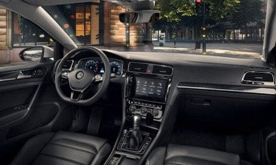 VOLKSWAGEN GOLF vnitřní pohled na místo řidiče a palubní desku