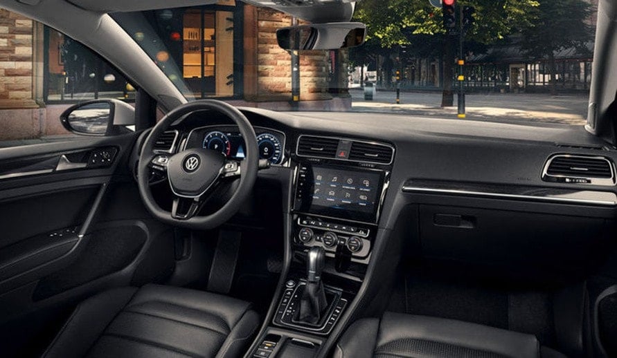 VOLKSWAGEN GOLF vnitřní pohled na místo řidiče a palubní desku