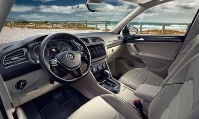 VOLKSWAGEN TIGUAN ALLSPACE interiér ve světlém provedení, přední sedadla, palubní deska s volantem