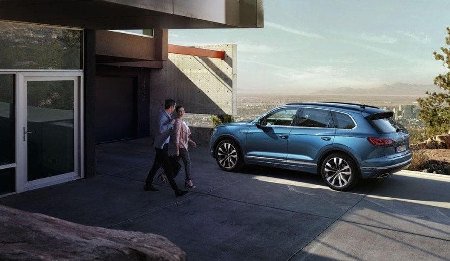 VOLKSWAGEN TOUAREG vůz stojící u domu