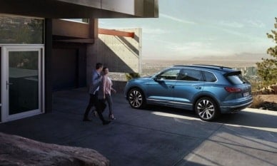 VOLKSWAGEN TOUAREG vůz stojící u domu