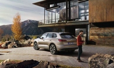 VOLKSWAGEN TOUAREG vůz stojící u domu