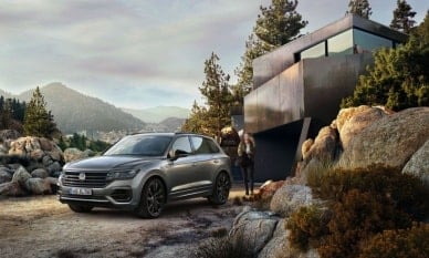 VOLKSWAGEN TOUAREG stojí u horského domu