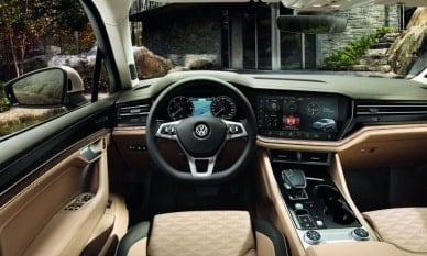 VOLKSWAGEN TOUAREG palubní deska s volantem a předními sedačkami