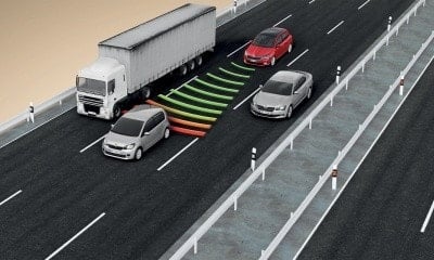 Adaptivní tempomat automaticky udržuje bezpečnou vzdálenost od vpředu jedoucího vozidla
