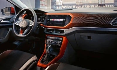 VOLKSWAGEN T-CROSS palubní deska, volant a sedadlo řidiče