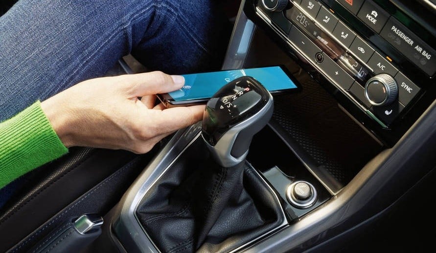 VOLKSWAGEN T-CROSS odkládací prostor pro mobilní telefon