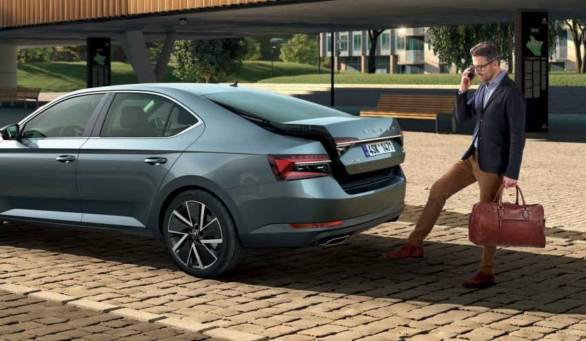 Škoda Superb s otevřeným zadním kufrem