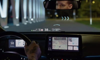 VOLKSWAGEN ID.3 Head-up-Display s rozšířenou realitou, foceno ze zadních sedaček vozu 