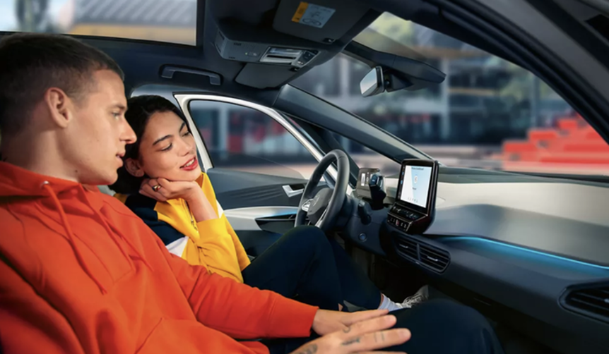 VOLKSWAGEN ID.3 pár sedící v interiéru vozu