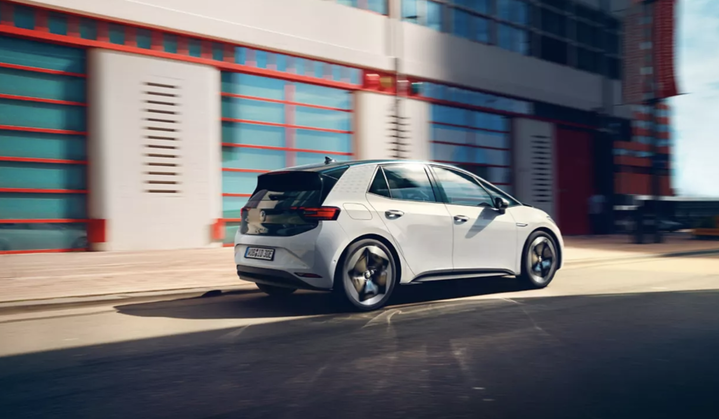 VOLKSWAGEN ID.3 na silnici v pohybu