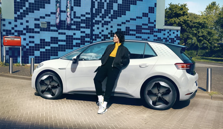 VOLKSWAGEN ID.3 stojící u chodníku
