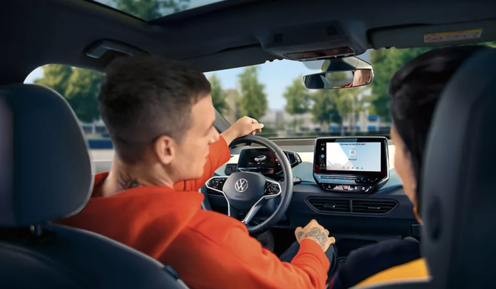 VOLKSWAGEN ID.3 detail palubního počítače a volantu focený ze zadních sedaček