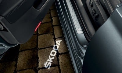 uvítací logo ŠKODA promítnutné na silnici při otevření dveří