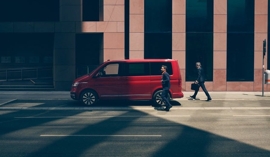 VOLKSWAGEN MULTIVAN 6.1 stojí na silnici u budovy