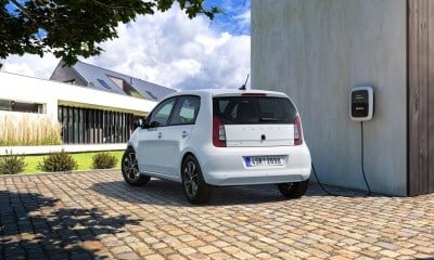 ŠKODA Citigo iV připojené k nabíječce u domu