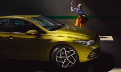 VOLKSWAGEN GOLF boční pohled na vůz s ženou