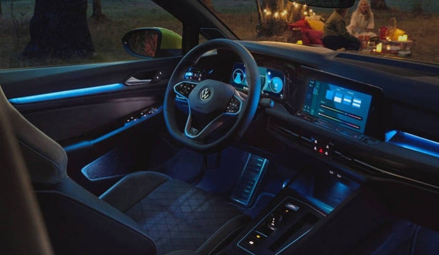 VOLKSWAGEN GOLF noční přední interiér u řidiče s ambientním osvětlením
