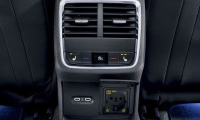 výdechy klimatizace v zadní části vozu s ovládáním, vstupy pro USB-C a 230V zásuvka