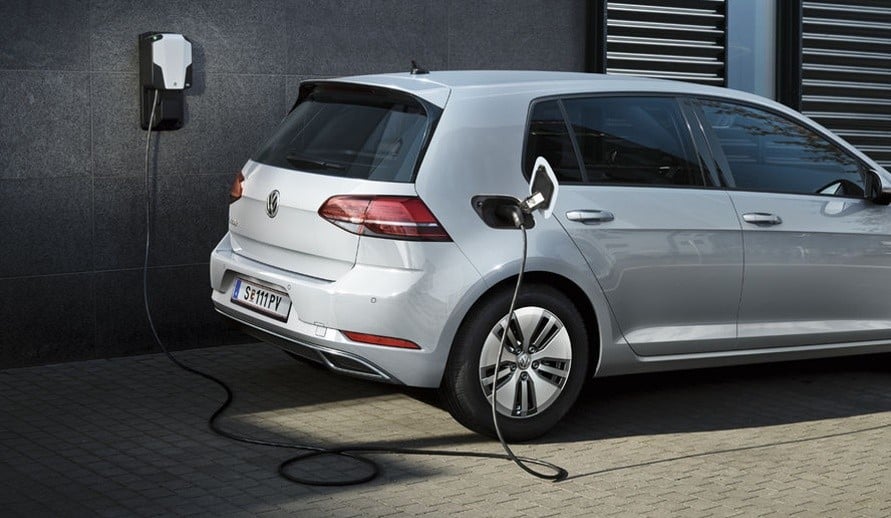 VOLKSWAGEN e-GOLF nabíjení vozu u domu