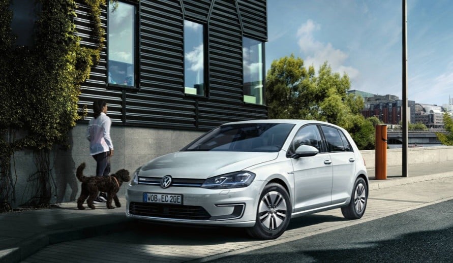 VOLKSWAGEN e-GOLF zaparkovaný vůz u domu