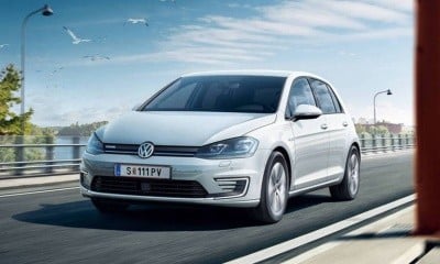 VOLKSWAGEN e-GOLF přední pohled na jedoucí vůz po silnici