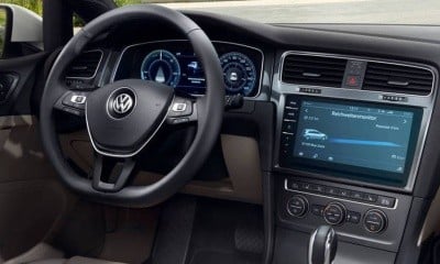 VOLKSWAGEN e-GOLF přední pohled na palubní desku a volant