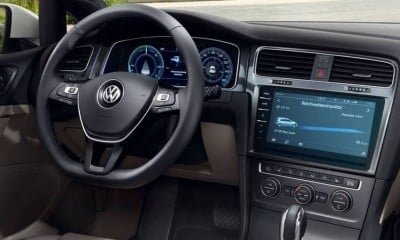 VOLKSWAGEN e-GOLF přední pohled na palubní desku a volant