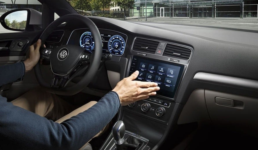 VOLKSWAGEN e-GOLF palubní deska a obsluha infotainmentu