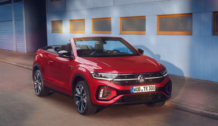VOLKSWAGEN T-ROC CABRIOLET přední pohled na vůz stojící u domu