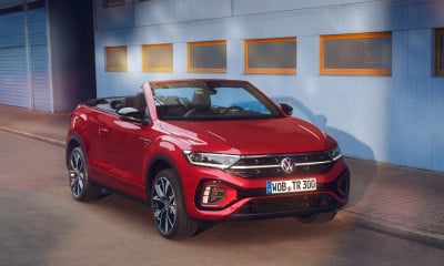 VOLKSWAGEN T-ROC CABRIOLET přední pohled na vůz stojící u domu