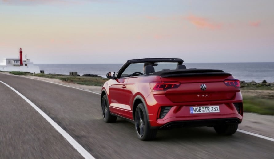 VOLKSWAGEN T-ROC CABRIOLET při jízdě na pobřeží