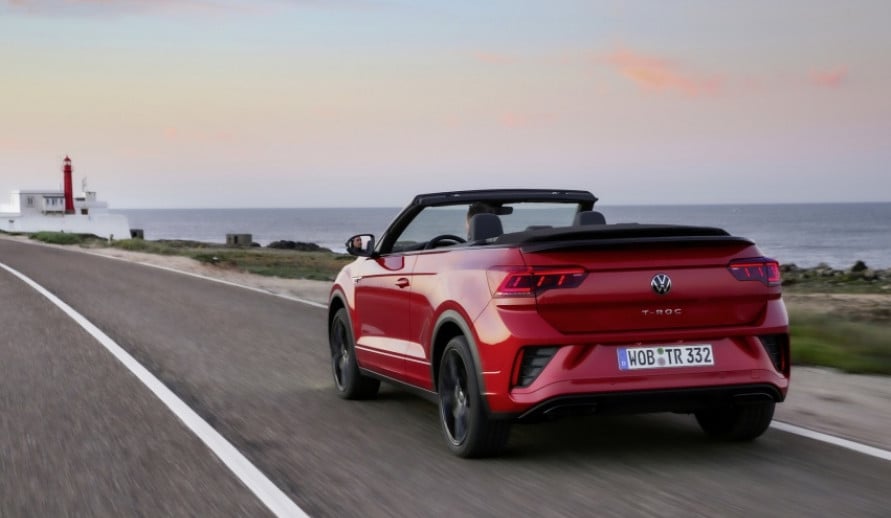 VOLKSWAGEN T-ROC CABRIOLET při jízdě na pobřeží 