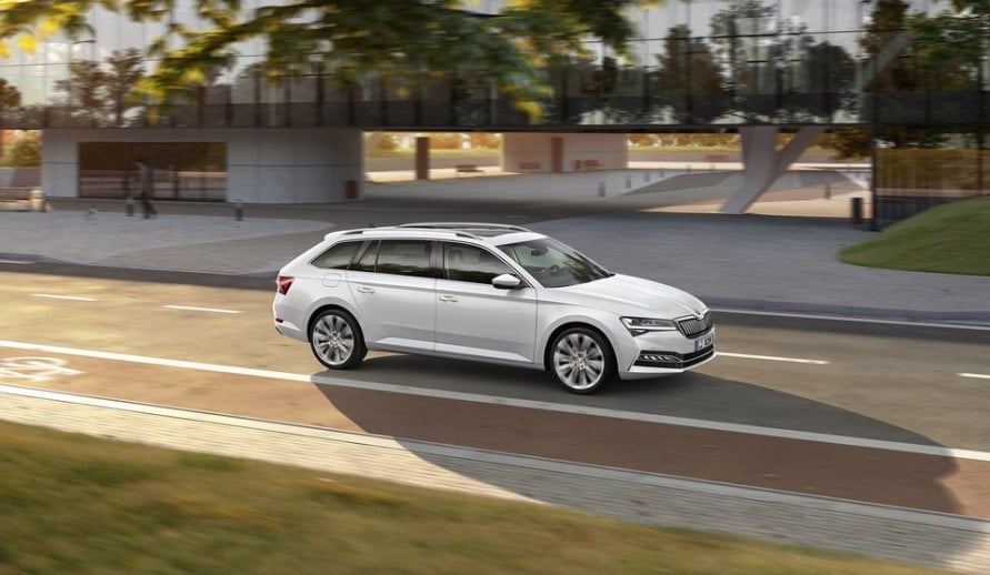 Škoda Superb iV combi na silnici v pohybu