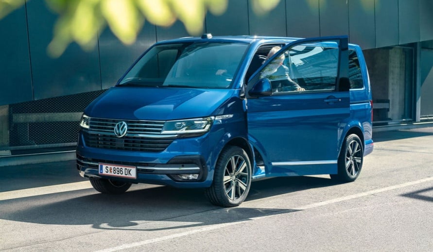 VOLKSWAGEN CARAVELLE 6.1 stojící na silnici