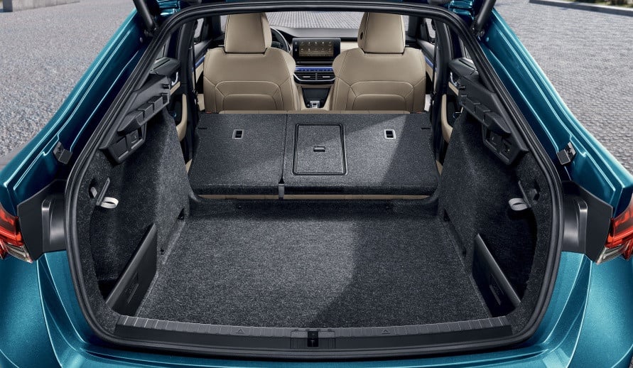 zavazadlový prostor rozšířený o sklopené zadní sedačky v modelu Octavia 
