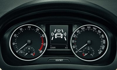 ŠKODA RAPID Spaceback Front Assist - monitoruje vzdálenost vozů jedoucích před vozidlem