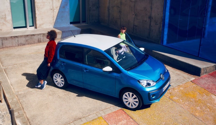 VOLKSWAGEN UP! s bílou střechou a zrcátky